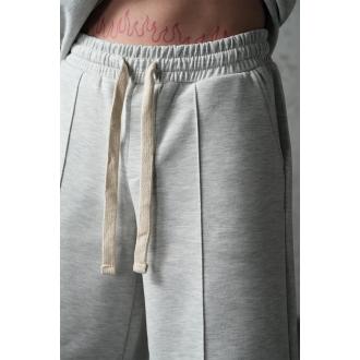 Ensemble T-shirt polo et short gris clair